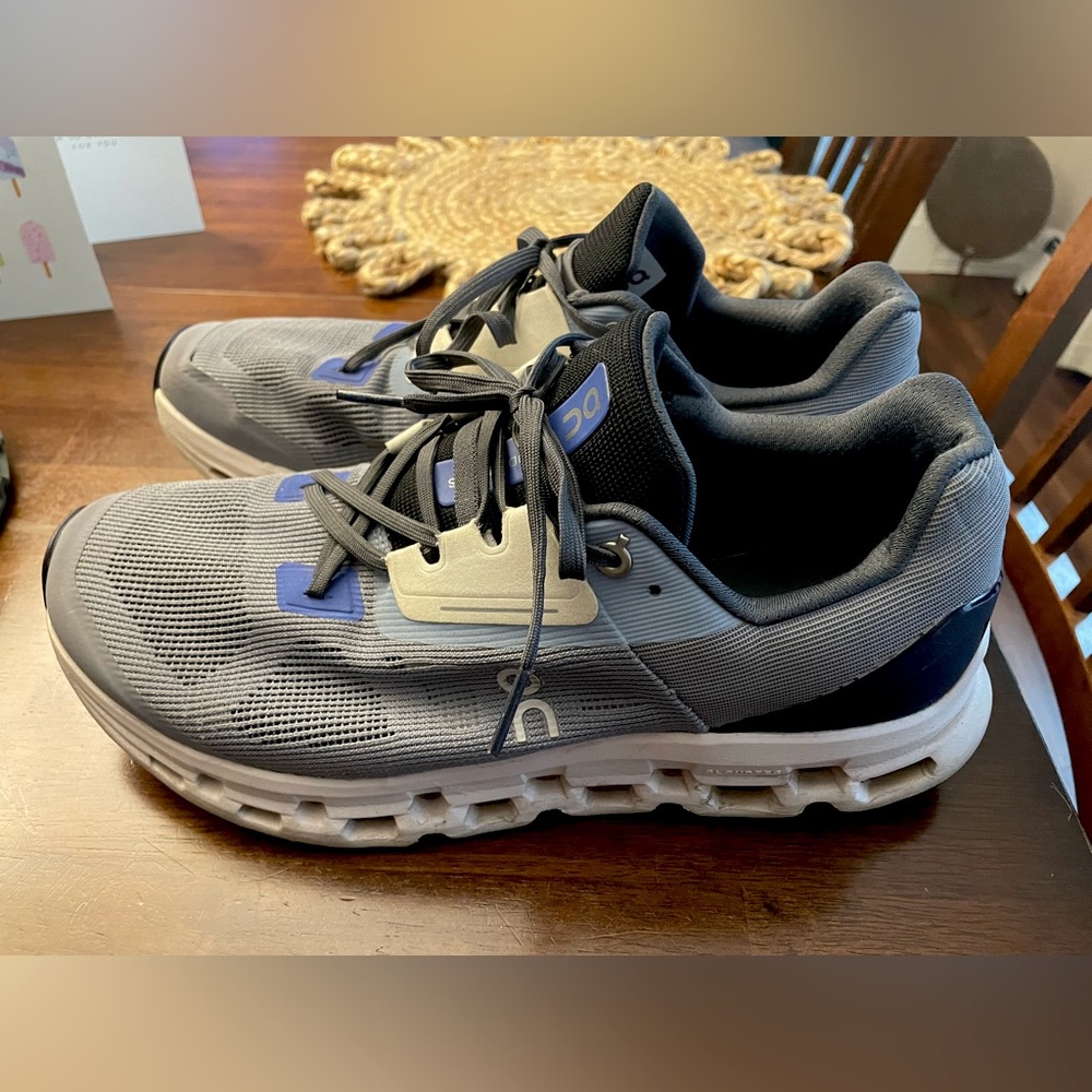 Men’s On Running Shows Size 10.5